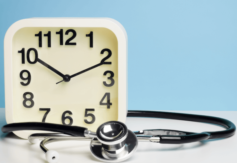 Reloj analógico con el estetoscopio de un médico