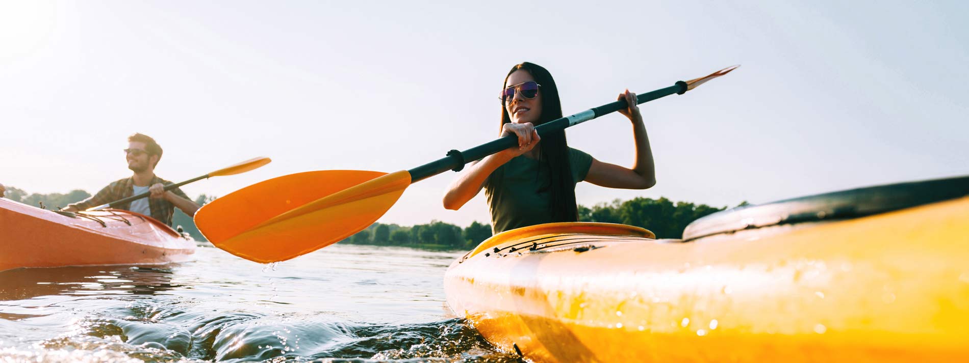 Friends-kayaking-on-lake