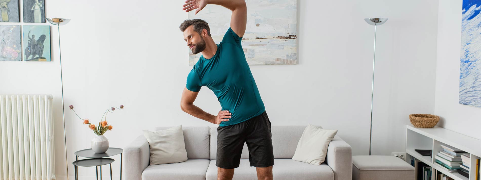 Hombre levantando un brazo y estirándose