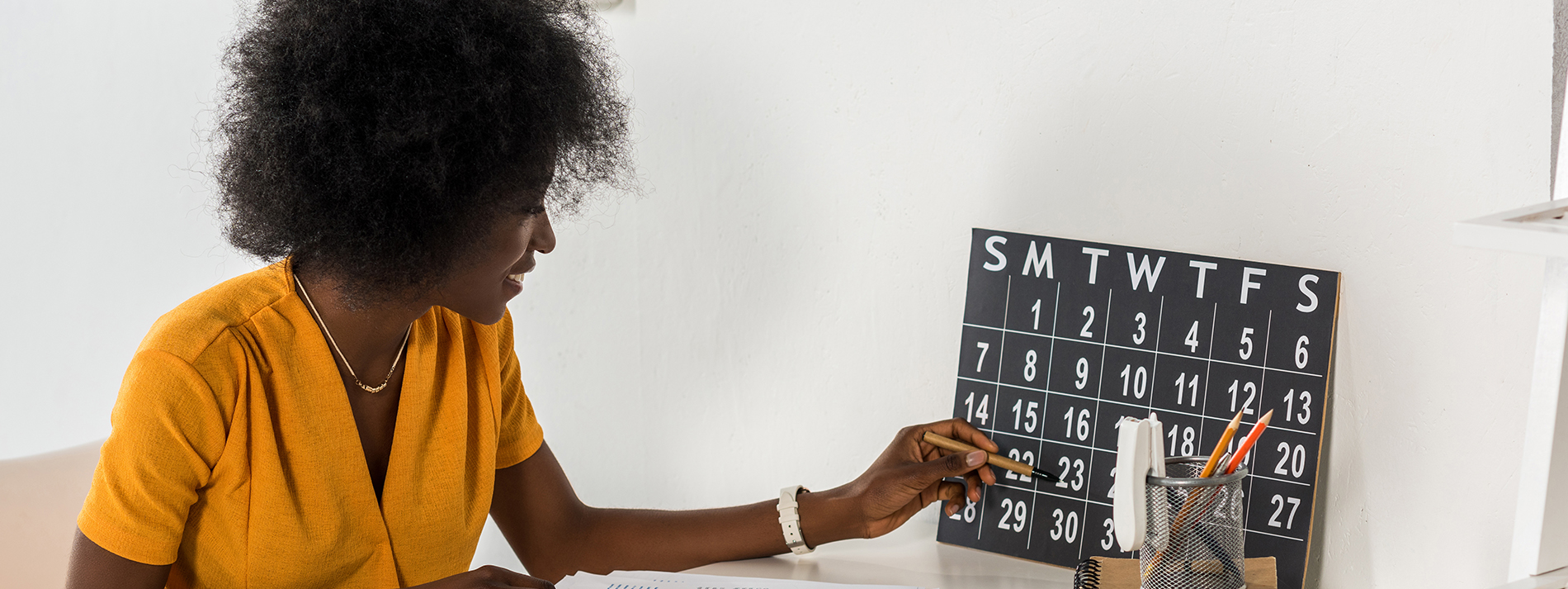 woman-marking-calendar_1900X713