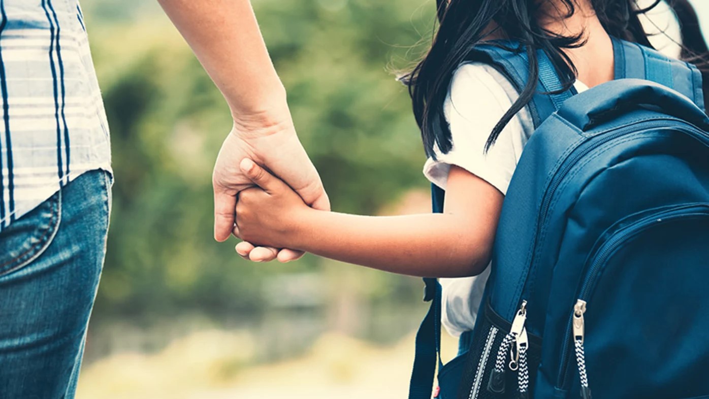 Niña de la mano de su padre